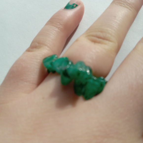 💕5/25 Green stone chip ring size 7.5 - Picture 3 of 3